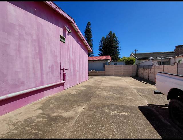 240M² BUILDING FOR SALE IN JEFFREYS BAY CENTRAL